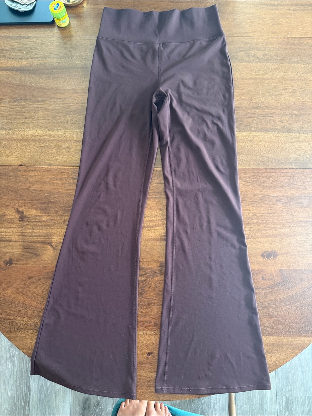 Vuori High-Waist Yoga Leggings in Chocolate Brown